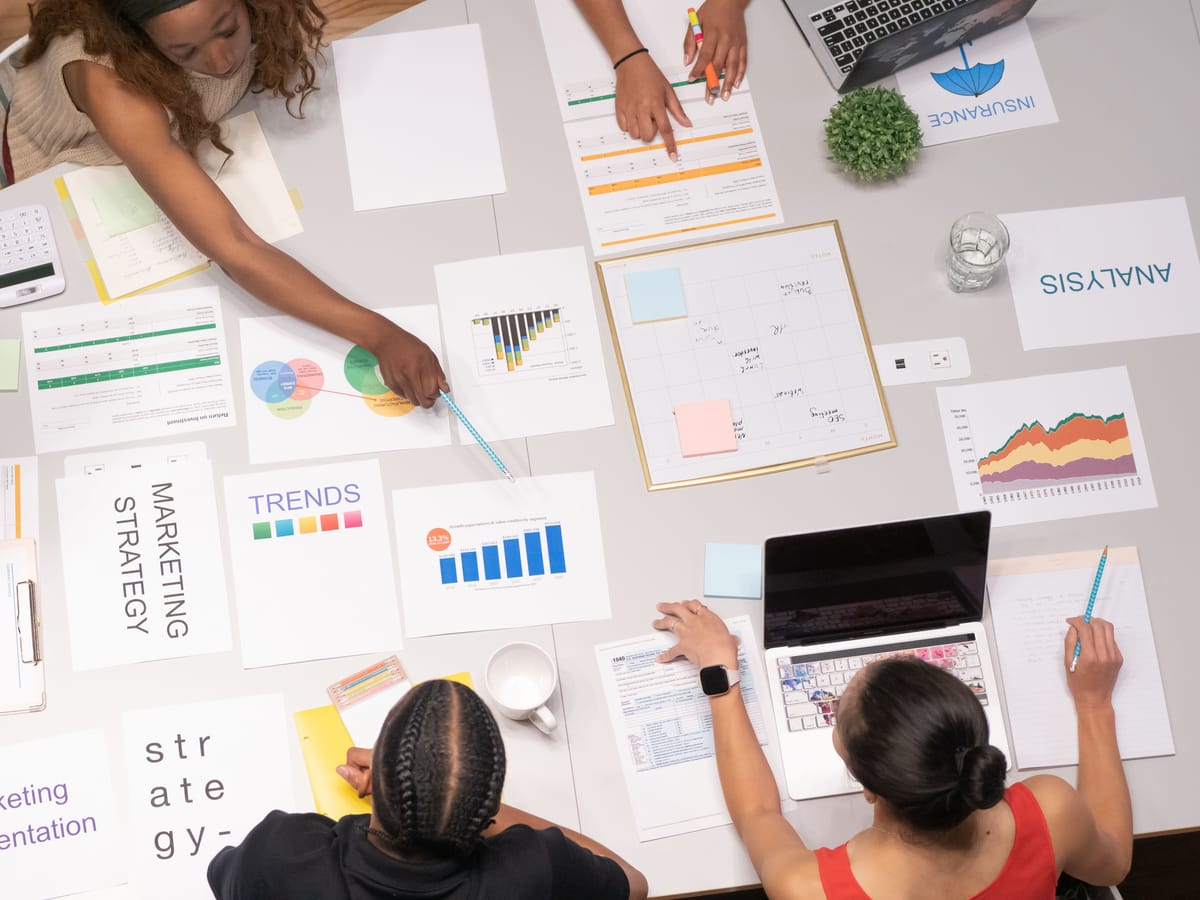 Planejamento de processos e materiais de apoio sobre uma mesa de trabalho
