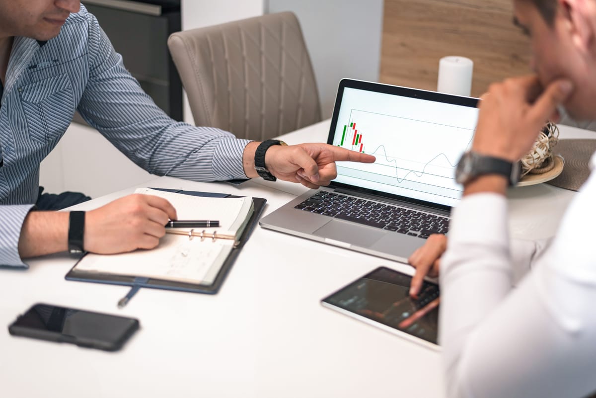 Consultores analisando dados em notebook e tablet